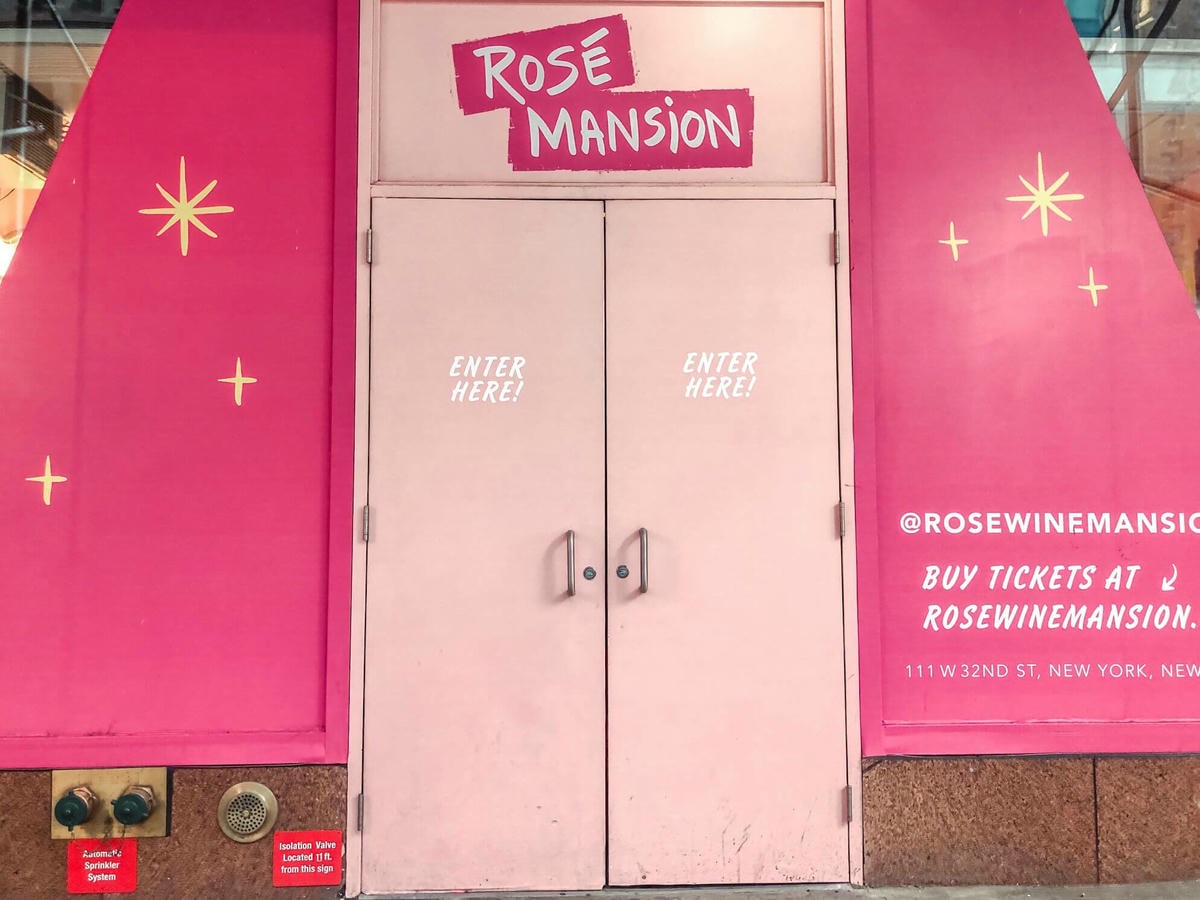 紐約景點推薦|網美必打卡,葡萄酒喝到飽的紐約 Rose Mansion - 第1張圖 紐約 Rose Mansion 大門