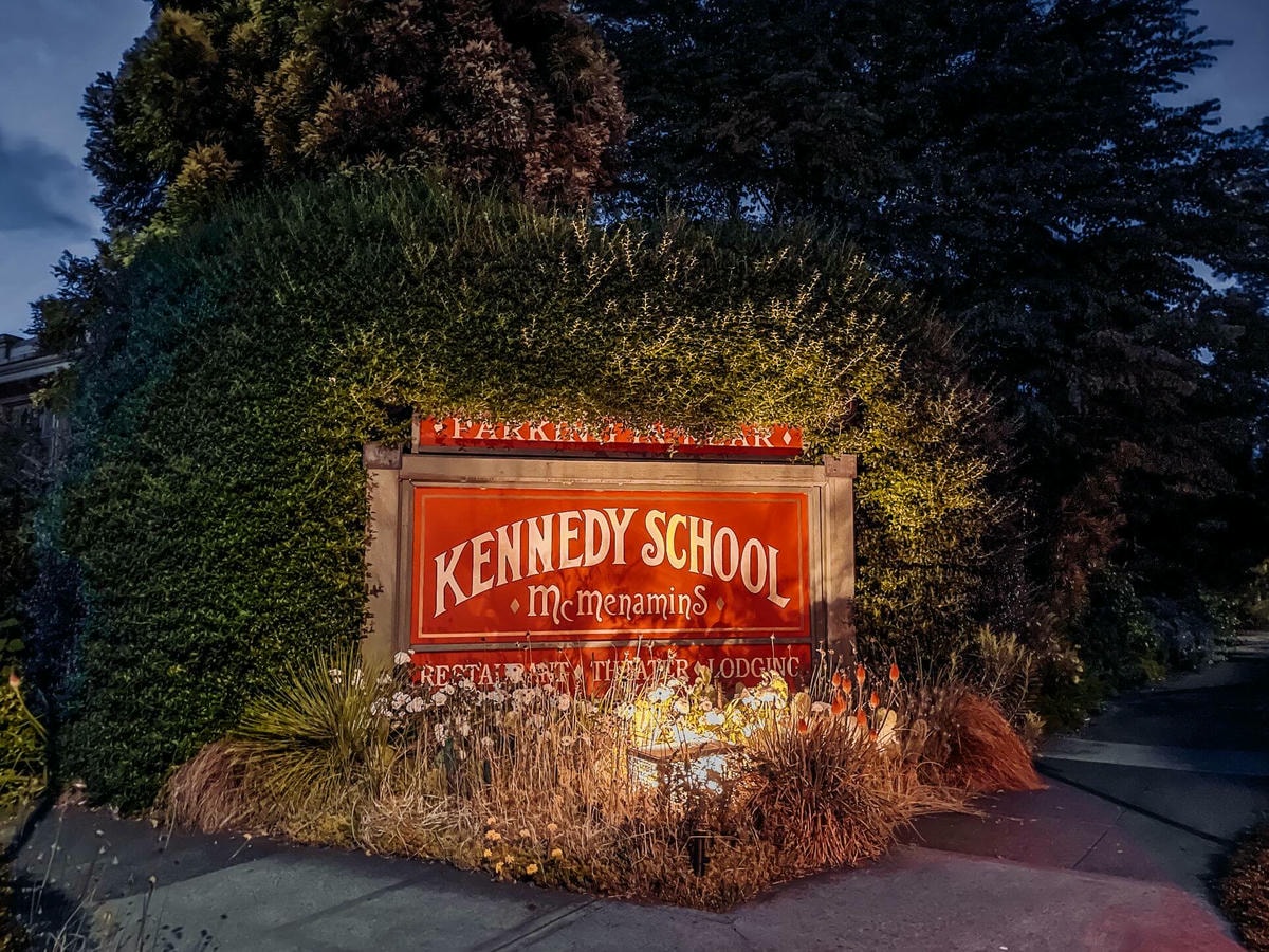 二戰時期的小學如今變成酒吧/飯店/泳池? – McMenamins Kennedy School - 第1張圖 McMenamins Kennedy School