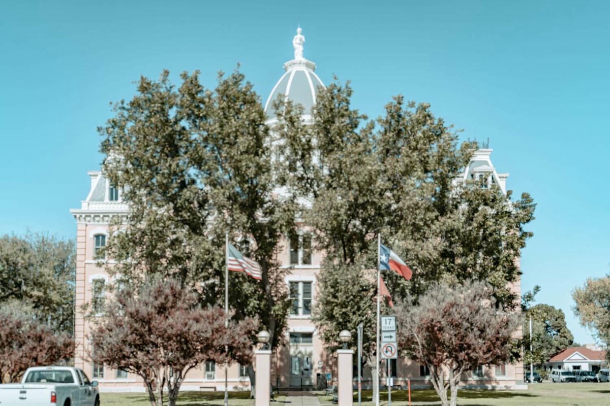德州荒涼但獨自美麗的藝術小鎮 – Marfa - 第3張圖 Presidio County Courthouse