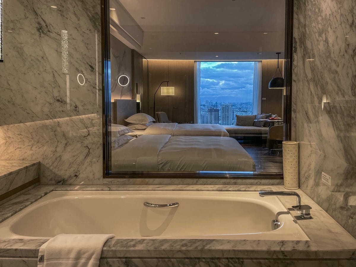 高雄萬豪飯店開箱|豪華套房、行政酒廊、天井 SPA 游泳池 Kaohsiung Marriott - 第2張圖 高雄萬豪飯店經典客房
