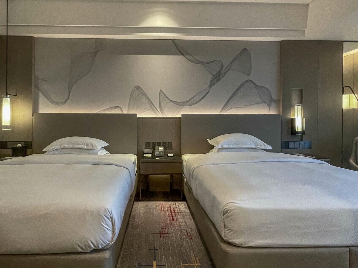 高雄萬豪飯店開箱|豪華套房、行政酒廊、天井 SPA 游泳池 Kaohsiung Marriott - 第3張圖 高雄萬豪飯店經典客房