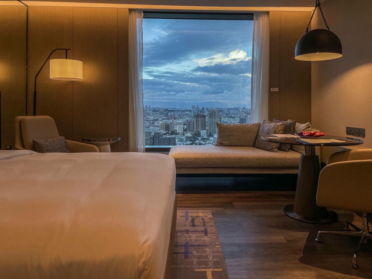 高雄萬豪飯店開箱|豪華套房、行政酒廊、天井 SPA 游泳池 Kaohsiung Marriott - 第4張圖 高雄萬豪飯店經典客房
