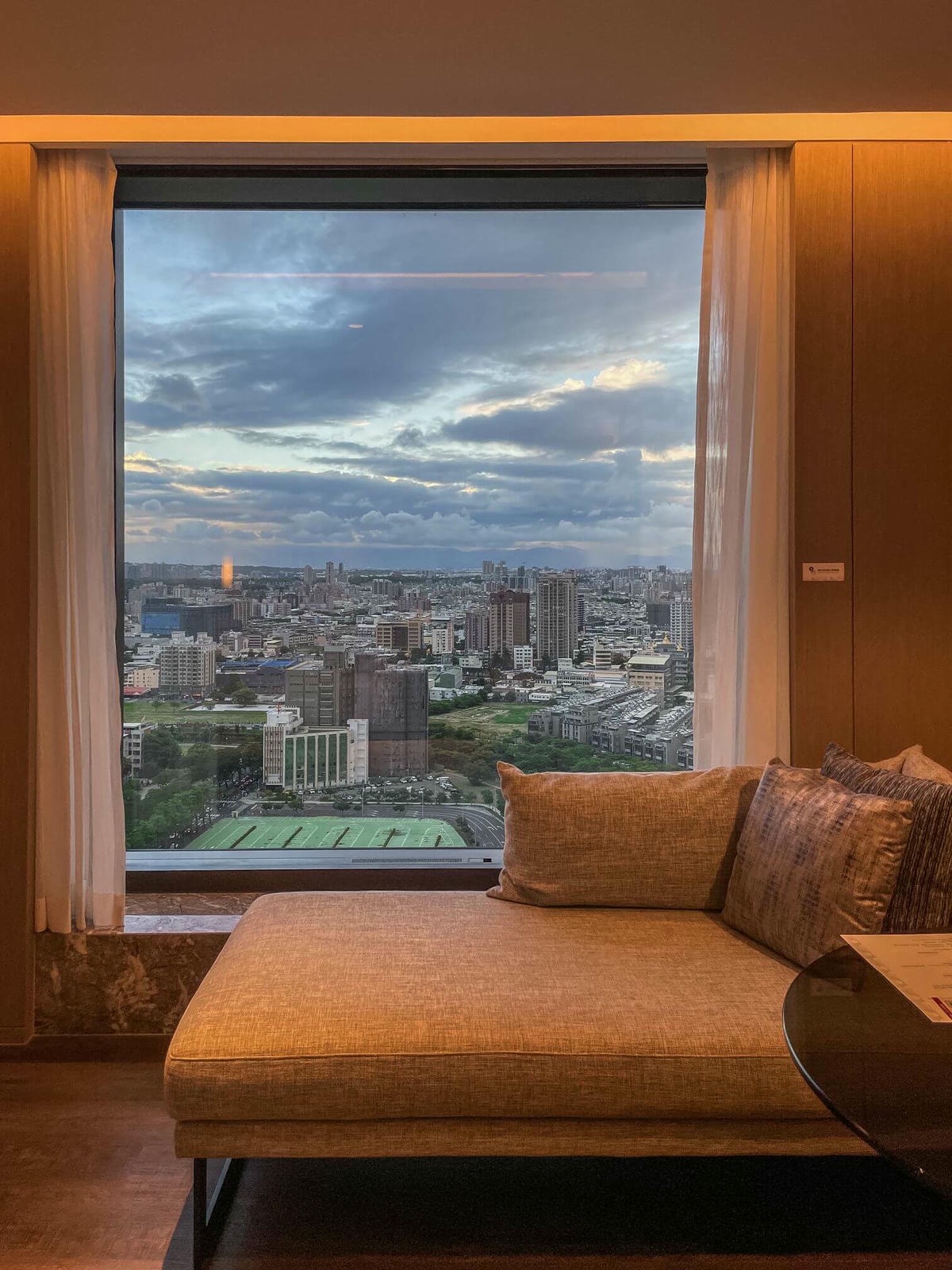 高雄萬豪飯店開箱|豪華套房、行政酒廊、天井 SPA 游泳池 Kaohsiung Marriott - 第5張圖 高雄萬豪飯店經典客房