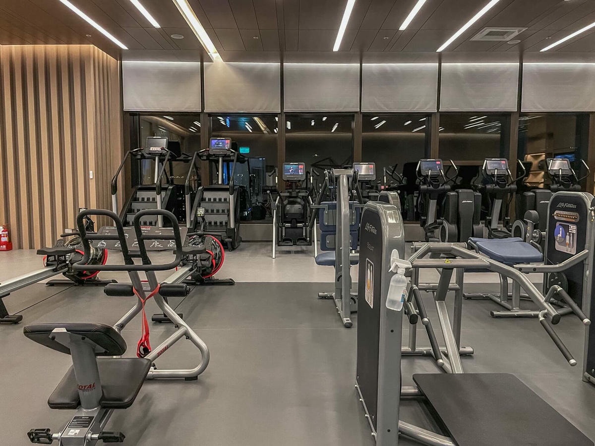 高雄萬豪飯店開箱|豪華套房、行政酒廊、天井 SPA 游泳池 Kaohsiung Marriott - 第24張圖 高雄萬豪健身房