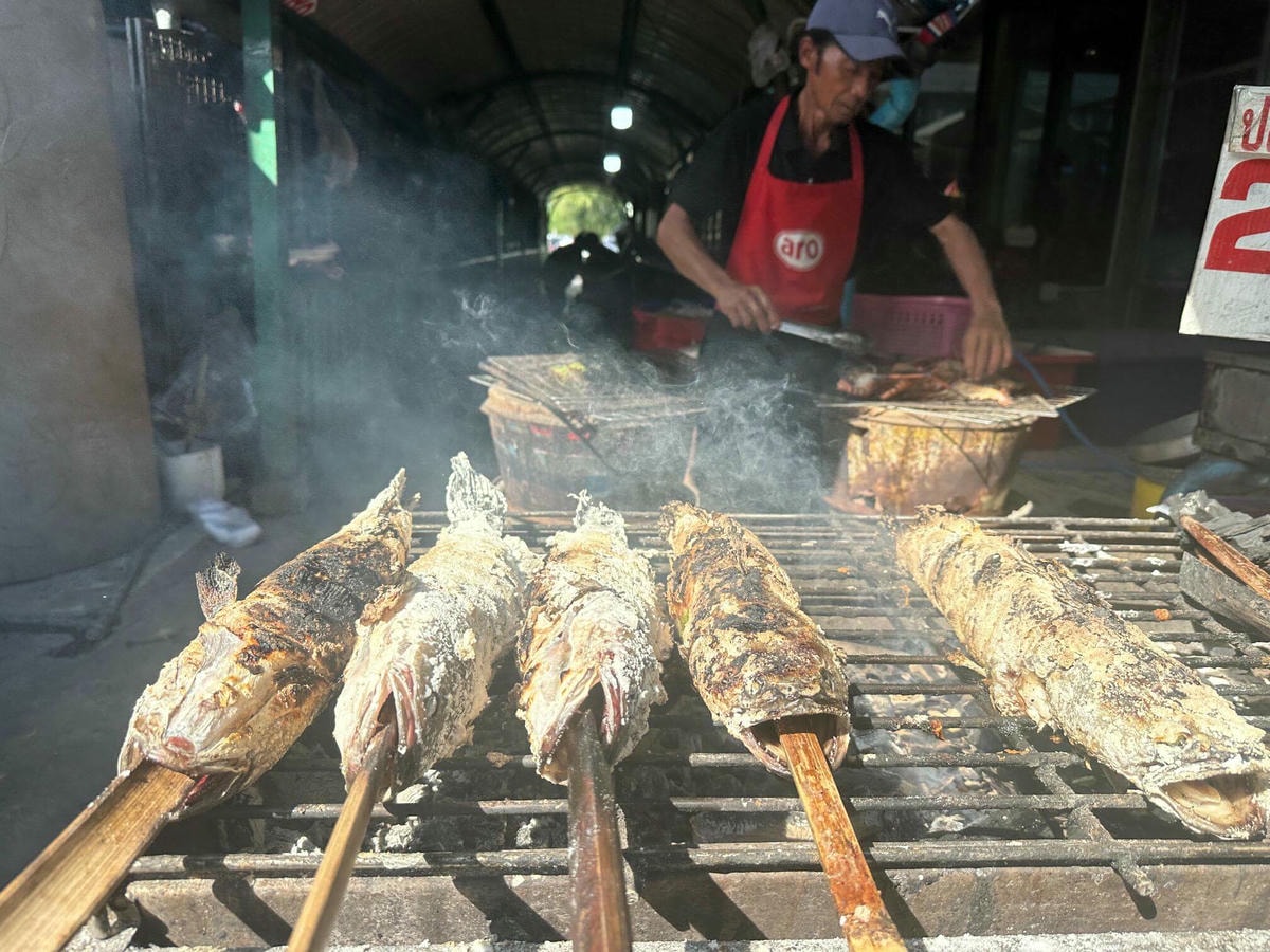 泰國曼谷近郊|包車大城一日遊,邦巴茵夏宮、各家寺廟、網美咖啡廳還有泰服體驗全都有! - 第12張圖 大城一日遊貢功市場