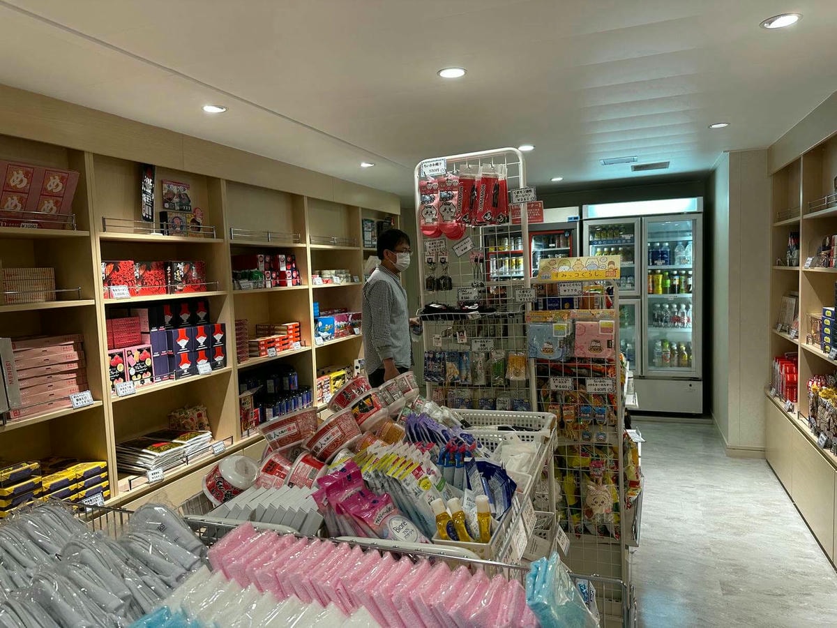大阪到福岡郵輪|船上可以吃 Buffet、泡溫泉?大阪到福岡另類方式介紹 - 第12張圖 大阪到九州福岡郵輪便利商店