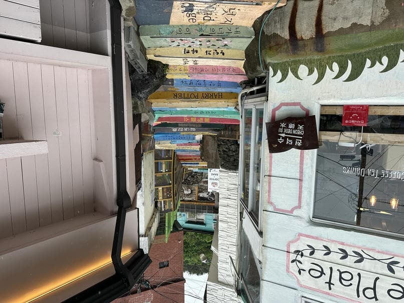 韓國景點|甘川洞文化村一日遊怎麼玩?交通、景點、美食推薦 - 第3張圖 彩繪書階梯