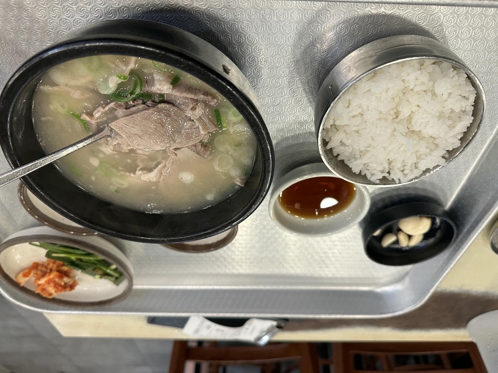 釜山美食推薦|在地人激推的道地好滋味!最新釜山美食 26 間推薦 - 第1張圖 釜山美食:松亭3代 豬肉湯飯