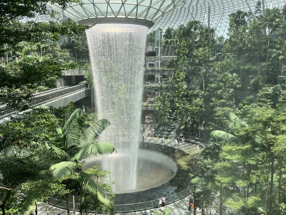 新加坡樟宜機場攻略|機場必買、星耀樟宜逛街、設施一次看 - 第2張圖 新加坡星耀樟宜雨漩渦