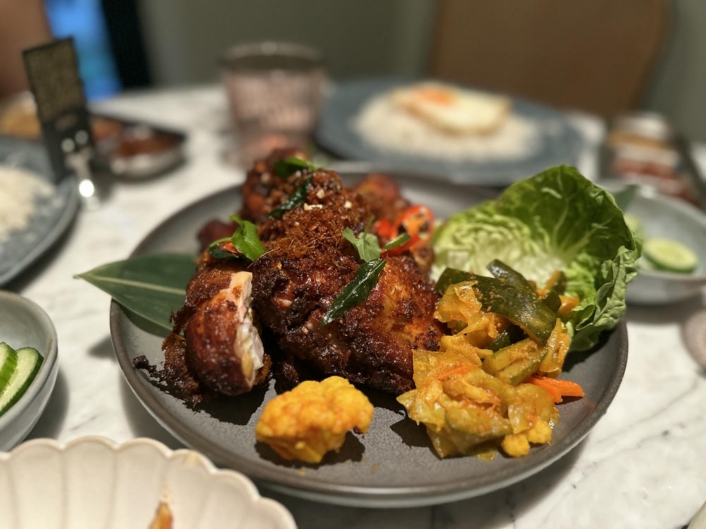 新加坡美食大全!30+ 家精選在地人美味:叻沙、辣椒螃蟹吃哪家? - 第16張圖 The Coconut Club