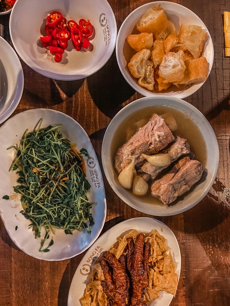 新加坡美食大全!30+ 家精選在地人美味:叻沙、辣椒螃蟹吃哪家? - 第1張圖 松發肉骨茶