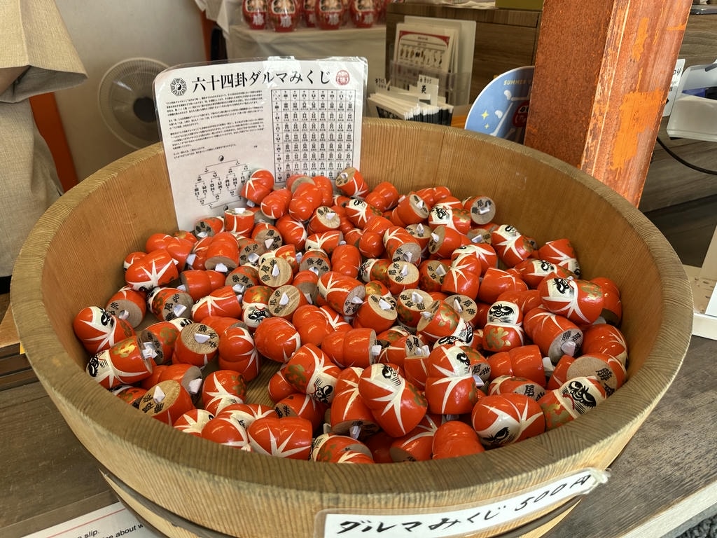 被達摩不倒翁萌翻!大阪勝尾寺最全介紹:參拜、交通、周邊景點 - 第6張圖 大阪勝尾寺祈福