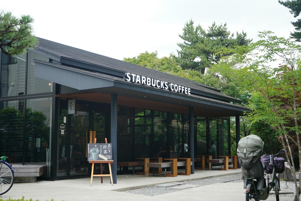 Matcha, History, and Heritage: Exploring the Best Uji Attractions - 第14張圖 Starbucks Uji Byodoin Store Exterior