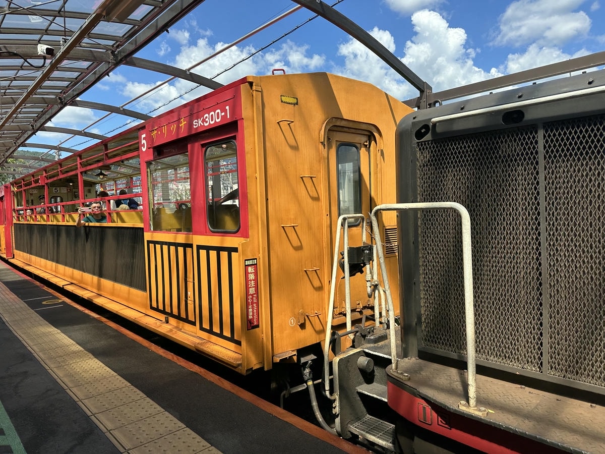 11 Must-Visit Spots for the Perfect Day Trip from Arashiyama - 第12張圖 Arashiyama attractions #7 Sagano Romantic Train